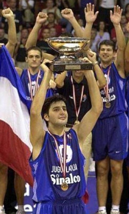 Dejan Bodiroga alza la coppa per la nazionale Jugoslava